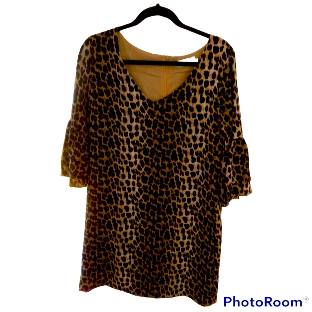 Flirty v-neck casual leopard dress